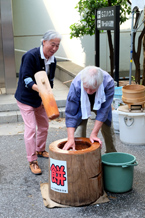 卒業生による もちつき