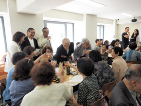 懇親会の様子　高祖理事長と乾杯