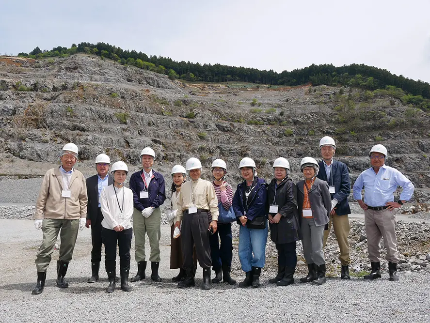 経済学部同窓会（経鷲会）主催
石灰石の発破現場見学＋佐野市立吉澤記念美術館鑑賞ツアー開催報告