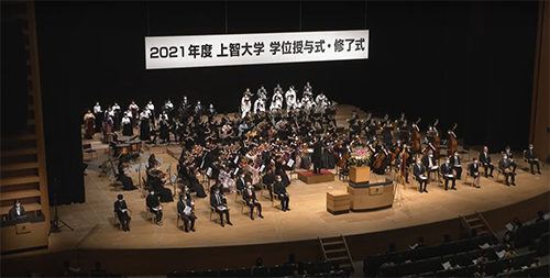 東京国際フォーラムの学位授与式の様子（YouTubeから）