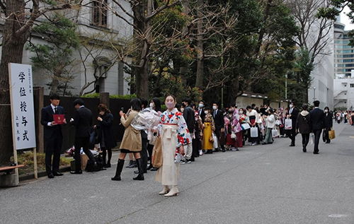 学位授与式の看板にも長蛇の列