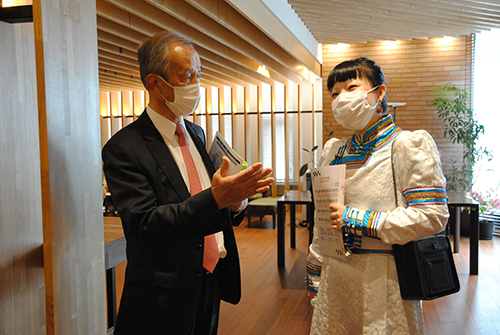 内モンゴルからの留学生と談笑する鳥居会長